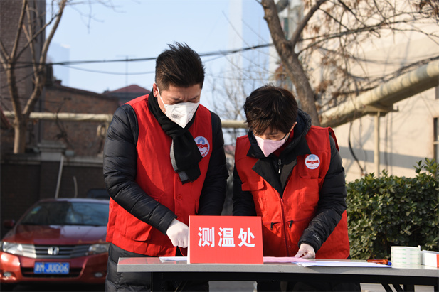2020年2月，在公司认领的无物业治理执勤点位上，党员在执勤点位上工作.jpg