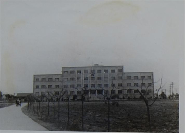 1958年，成都生物制品钻研所成立。通过几年的机构调整、刷新和建设，我国建成了北京、长春、成都、兰州、上海、武汉六大生物制品钻研所。它们既是出产又是钻研机构，逐步成为本地域利用微生物学、免疫学钻研开发基地及免疫接种科学技术的领导中心.jpg