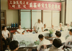 1978年，上海医药工业钻研院第一届钻研生毕业典礼
